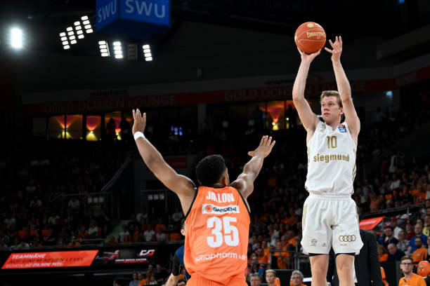 某知名演员 某知名演员